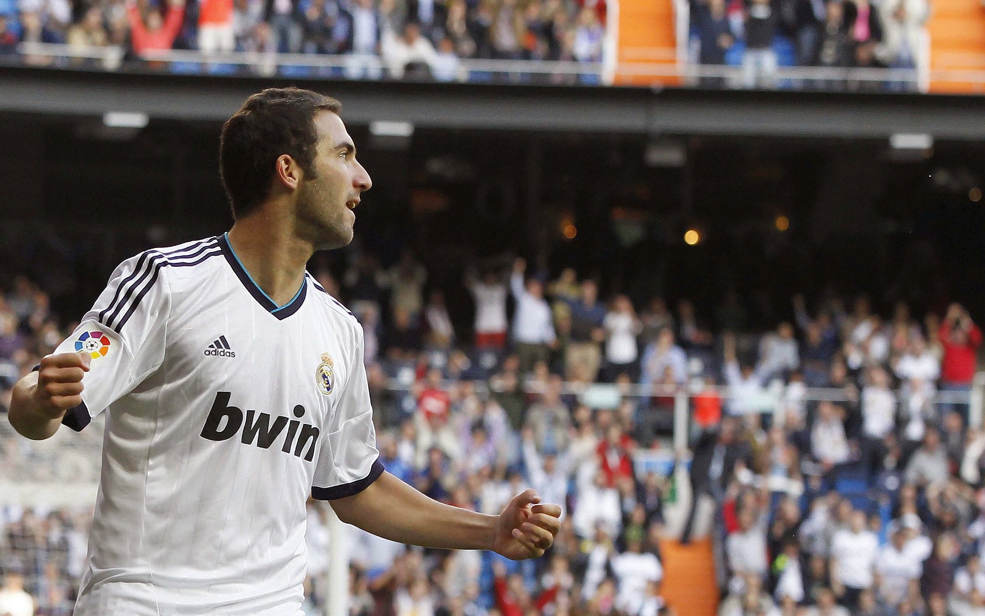 冰火两重天，AC米兰五连胜霸气领跑，莱比锡红牛主帅深陷下课危机，AC米兰五连胜强势领跑，莱比锡红牛主帅深陷下课危机